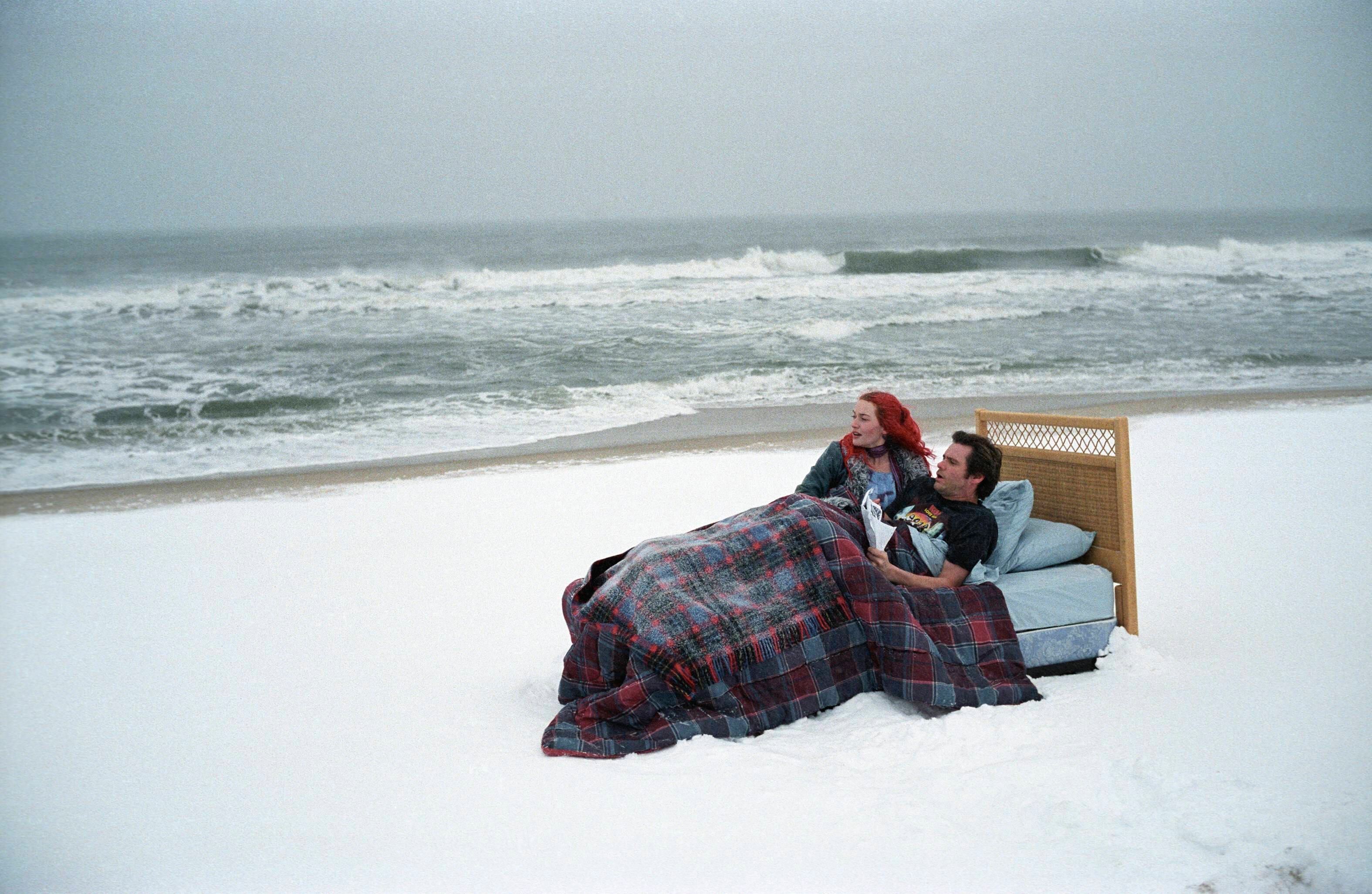 En 'Eternal Sunshine of the Spotless Mind' (2004) Michel Gondry y Charlie Kaufman borran memorias, hoy todavía ciencia-ficción.