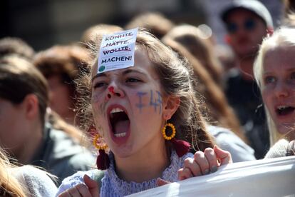 Una joven grita durante la marcha contra el cambio climático en Munich este viernes. 