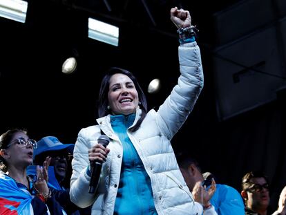 Luisa González reacciona durante un evento de la noche electoral, en Quito, este domingo.
