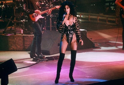 Cher actuó con este provocativo 'look' en Londres (el Reino Unido), en 1992. La cantante comenta que las medidas no estaban bien hechas, pero aún así le gustaba, especialmente la parte de la entrepierna.