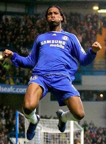 Didier Drogba celebra un gol con el Chelsea