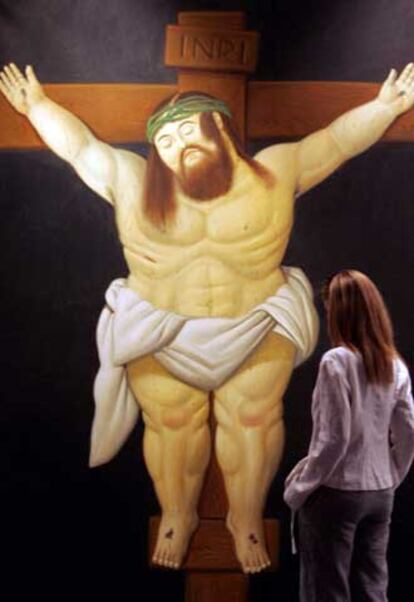 Una visitante observa el cuadro de Cristo crucificado realizado por Botero.