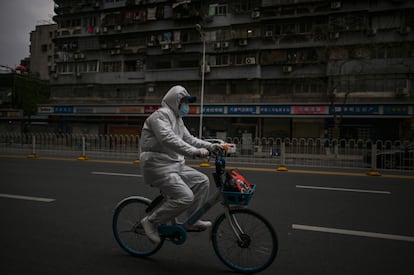 Um homem de bicicleta em Wuhan na quarta-feira. 