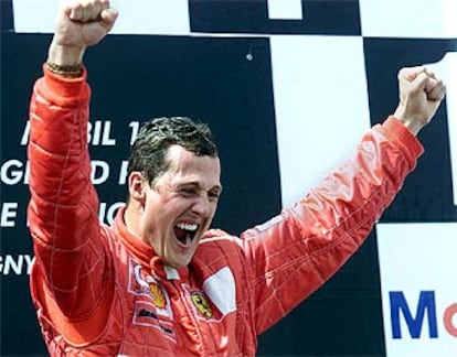 Michael Schumacher, en el podio de Magny Cours, uno de los 11 del año.