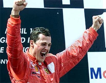 Michael Schumacher, en el podio de Magny Cours, uno de los 11 del año.