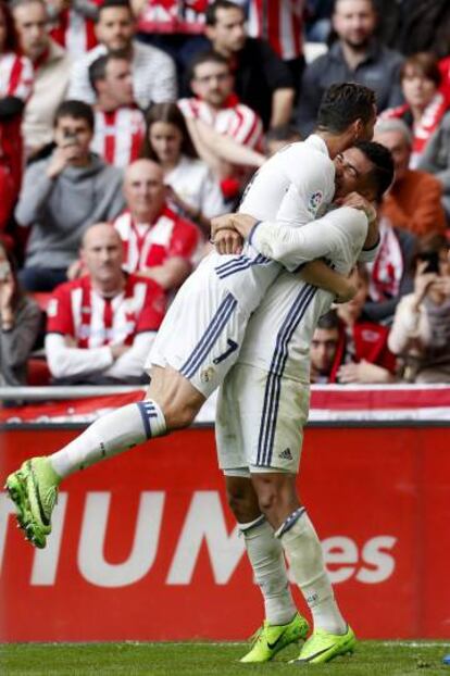 Casemiro se abraza con Cristiano Ronaldo.