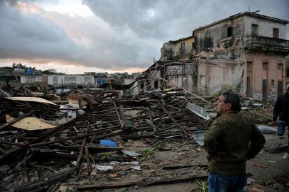 Um morador de Havana observa os estragos causados pelo tornado.