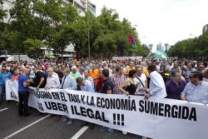 Manifestaci&oacute;n de trabajadores del sector del taxi contra la acci&oacute;n de la plataforma Uber. 