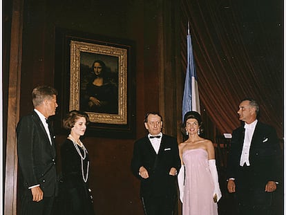 Los Kennedy, Lyndon B. Johnson, André Malraux y su esposa, ante La Gioconda en la National Gallery of Art de Washington en 1963.