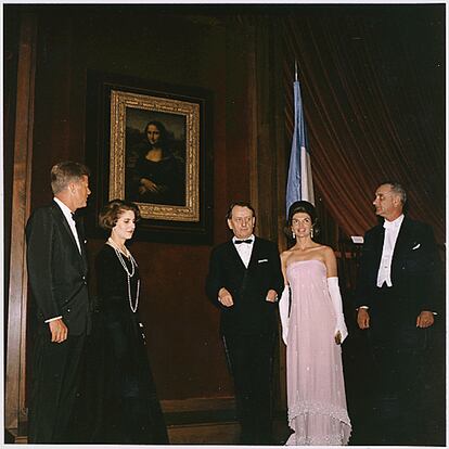 Los Kennedy, Lyndon B. Johnson, André Malraux y su esposa, ante La Gioconda en la National Gallery of Art de Washington en 1963.