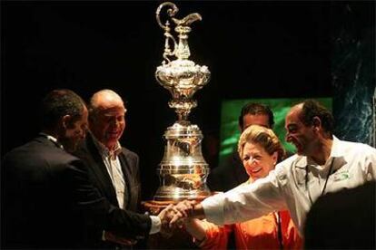 El Rey, el presidente Francisco Camps, la alcaldesa Rita Barberá e Ignacio Galán, ayer, con la jarra de las Cien Guineas.