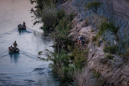 Un grupo de migrantes cruzan el río Grande en la frontera entre Estados Unidos y México en Eagle Pass, Texas