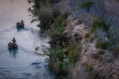 Un grupo de migrantes cruzan el río Grande en la frontera entre Estados Unidos y México en Eagle Pass, Texas