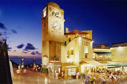 Terrazas en la plaza de Umberto I, en la ciudad de Capri, en la isla homónima al sur de Italia.