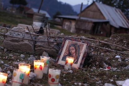 Detalle de un altar puesto por habitantes del lugar tras la explosión.