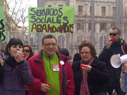 Familiares de los discapacitados del Centro de Día de la Font de Sant Lluís protestan a las puertas del Ayuntamiento de Valencia.