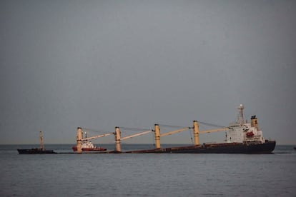 El granelero semihundido frente a Catalan Bay, en una zona a 700 metros de la costa gibraltareña y cerca de las playas de La Línea, este miércoles