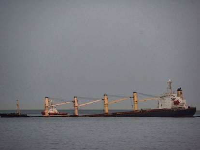 El granelero semihundido frente a Catalan Bay, en una zona a 700 metros de la costa gibraltareña y cerca de las playas de La Línea, este miércoles