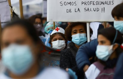 Los trabajadores de salud exigen mejores salarios y condiciones de trabajo cuando la segunda ola de covid-19 presiona el sistema sanitario en el país, con más de 68.000 muertos y 3,2 millones de contagios.