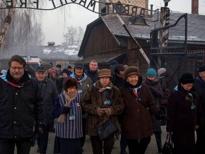 Un grupo de supervivientes, en el campo de concentración de Auschwitz.