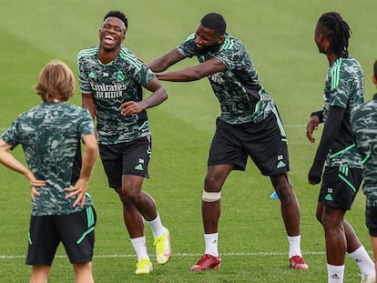 Rüdiger bromea con Vinicius en el entrenamiento del Real Madrid de este martes en Valdebebas.