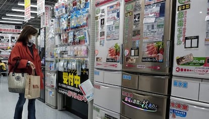 Una mujer observa frigoríficos en un comercio de Tokio (Japón).