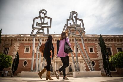 Las dos esculturas de 12 metros de altura creadas por Opie para su exposición en Valencia.