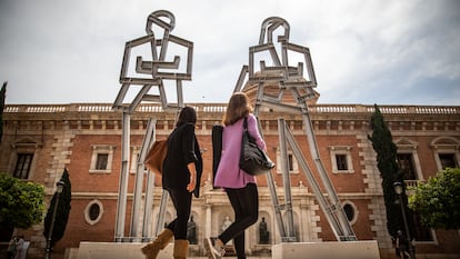 Las dos esculturas de 12 metros de altura creadas por Opie para su exposición en Valencia.