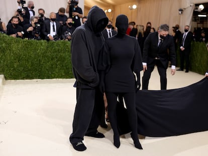 Kim Kardashian junto al diseñador Demna Gvasalia en la Gala del Met de 2021, en Nueva York.