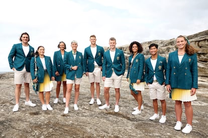 Miembros de la delegación australiana con el uniforme olímpico. 