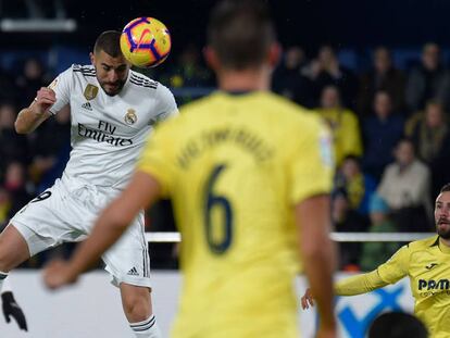 Karim Benzema marca gol en el partido entre el Villarreal y Real Madrid