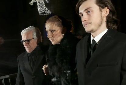Celine Dion, acompañada de su hijo (a la derecha), a su llegada al velatorio por su marido celebrado el jueves.