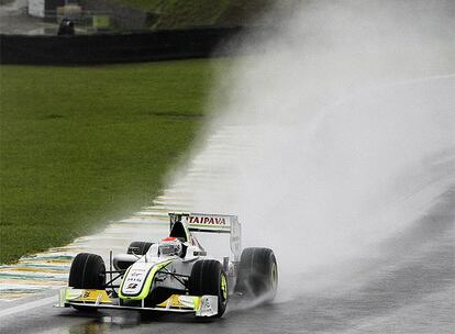 Las malas condiciones climatológicas en el circuito de Interlagos no mermaron las posibilidades del británico al título. Parte por delante de Vettel, y si acaba tercero se coronaría a falta de una carrera