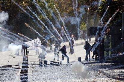 Enfrentamientos entre manifestantes y antidisturbios durante las protestas prokurdas en Ankara, Turquía.