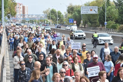 Decenas de personas durante una manifestación para reclamar el soterramiento de la A-5, en el Paseo de Extremadura, a 6 de octubre de 2024, en Madrid.