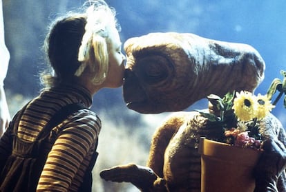 Steven Spielberg concibió su película 'E.T. El extraterrestre' (1982) como un sentido canto a la diferencia, personificado por un achaparrado alienígena que se ve obligado a convivir con una familia disfuncional. Para hacer de extraterrestre, el equipo de la película creó una criatura que costó millón y medio de dólares. El alienígena final era tan tierno que, en palabras del propio Spielberg, “solo una madre podría amarlo”. No pensaron lo mismo los directivos de la compañía Mars, que se negaron a permitir que sus populares golosinas M&M’s fueran utilizadas por Spielberg en la película, pues creían que el filme sería un fracaso. "E.T. es muy feo y asustará a los niños", sentenciaron. En lugar de M&M’s, el cineasta tuvo que usar Reese’s Pieces, de la marca Hersehy, producto que multiplicó sus ventas cuando la película se convirtió en un apoteósico éxito en todo el planeta.