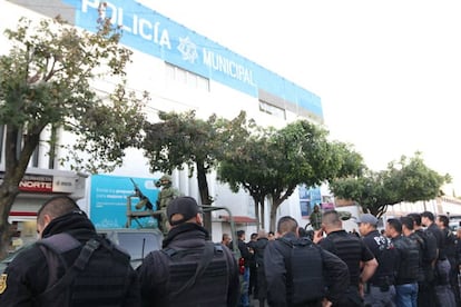 Los policías de Tlaquepaque son desarmados por militares y federales.