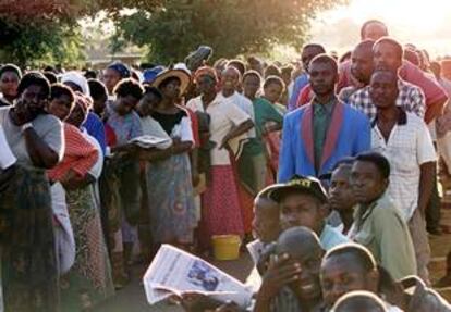Habitantes de un suburbio de Harare hacen cola a la espera de poder votar.