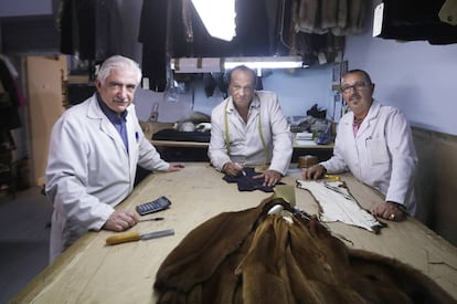 De izquierda a derecha, Luis Guichot, Ángel Barrios y José en el taller de peletería.