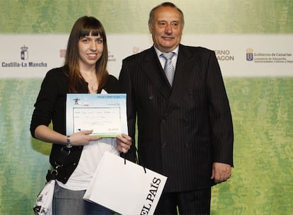 Irene Aniorte González, IES Tirant lo Blanc, Elche, Alicante. Entrega el premio Juan Ramón Medina, consejero de Educación de Murcia