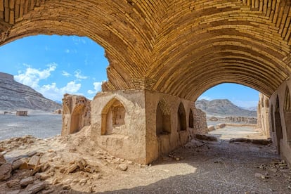 Ruinas de edificios rituales cerca de la Torre del Silencio, en Yazd (Irán).