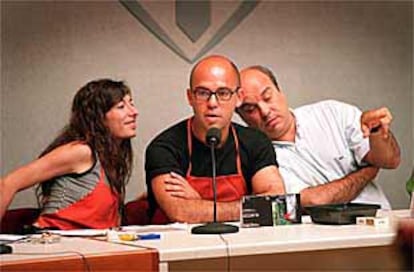 Simona Levi, Pau Ros (centro) y el director del Grec, Borja Sitjà, al presentar  <b></b><i>In motion.</i>