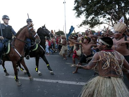 Policias em confronto com os &iacute;ndios nesta ter&ccedil;a-feira.
 