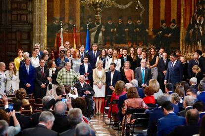 Los presidentes Sánchez y Puig con los galardonados el 9 d'Octubre.