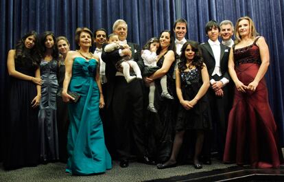 Toda la familia posa junto a Mario Vargas Llosa, antes de asistir a la ceremonia de entrega del Premio Nobel.