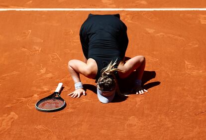 Paula Badosa besa la arena de la Pista Arantxa Sánchez Vicario de la Caja Mágica.