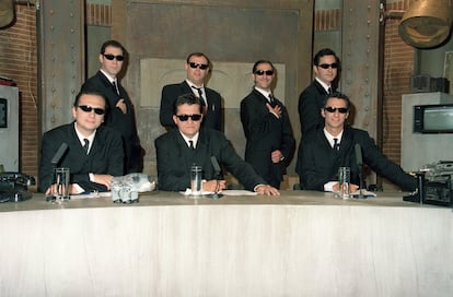 Los reporteros del programa 'Caiga quien caiga', durante una emisión de 1997. Aparece delante, de izquierda a derecha, Juanjo de la Iglesia, José Miguel Monzón (Gran Wyoming) y Javier Martín. Detrás: Mario Caballero, Pablo Carbonell, Sergio Pazos y Antonio Guitián.
