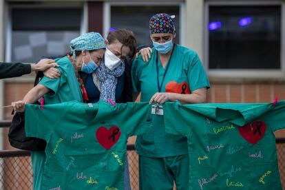 Personal sanitario lloran la muerte de un compañero por coronavirus en el Hospital Severo Ochoa de Leganés (Madrid). 