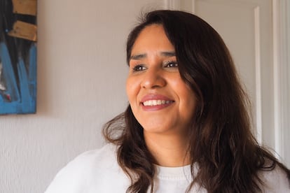Karmen Morales es originaria de Lima, la capital de Perú. El padre de sus tres hijos la maltrató durante cinco años, desde que ella tenía 21 años, según relata. Cuenta que le quitó a dos de sus hijos, quienes entonces tenían 5 y 6 años. Decidió abandonar su país y en marzo de 2023 llegó a Madrid. Dejaba atrás a dos hijas, de 20 y 24 años, y a un hijo de 23.