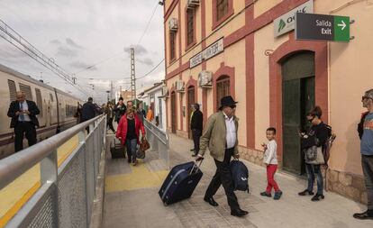 Viajeros del Talgo Madrid-Almería, al llegar al apeadero de Huercal-Almería, rumbo al autobús que los traslada a Almería, cerrada al tráfico ferroviario desde este 14 de noviembre por obras.